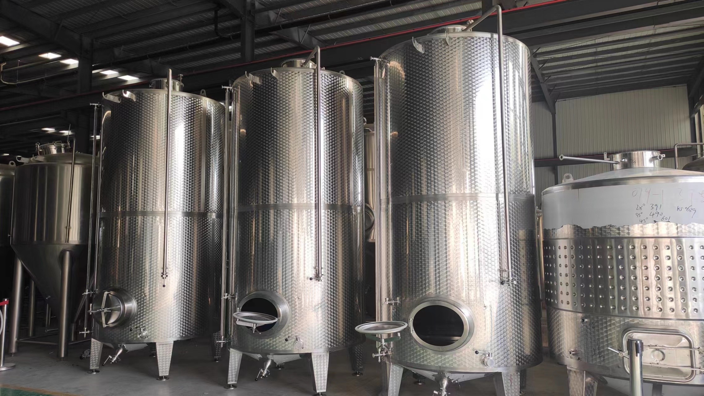 Wine fermentation tank 