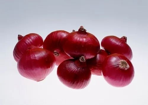 40 Mm Red Onion - 50 Kg Net Bag, A Grade Spring Onion, Chopped Style, Common Shape, Suitable for Human Consumption