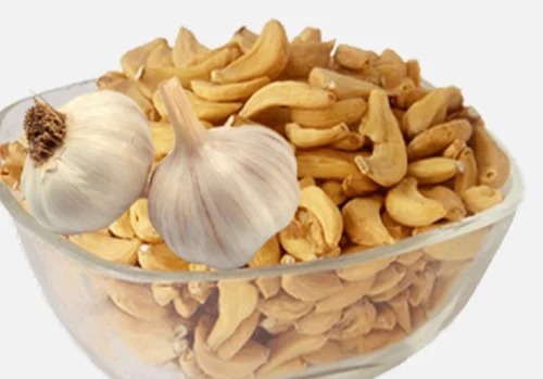 Dehydrated Dried Garlic Flakes - 1 Kg A Grade, Plastic Bag Packaging | Shelf Life: 6 Months, Dried Style Quality