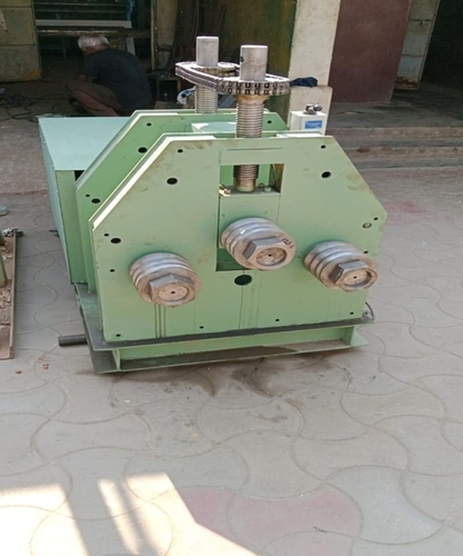 Pipe rolling machine