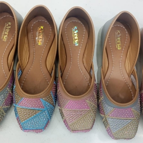 Women Embellished Mojaris