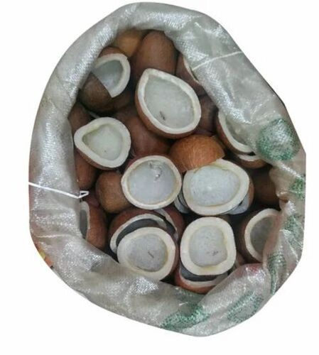 आधा कटा सूखा कटोरी कोप्रा नारियल