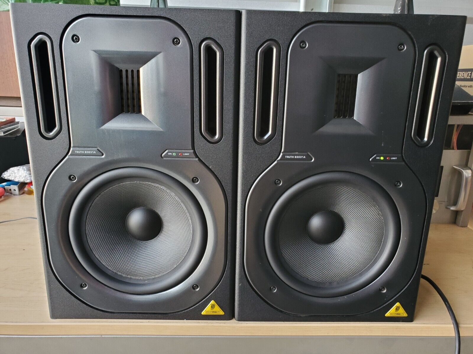 Behringer Truth B3031a 2-Way Active Studio Reference Monitor