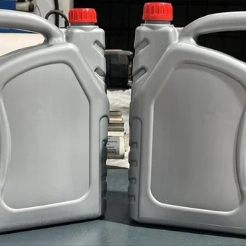Empty engine oilvcan