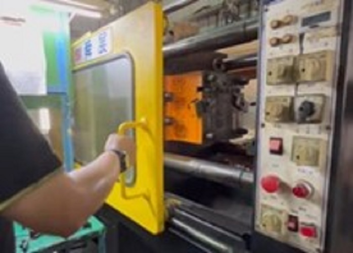 Plastic Injection Moulding Machine