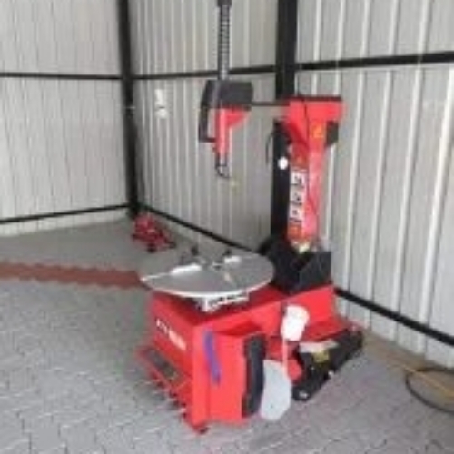 Automatic tyre changing machine