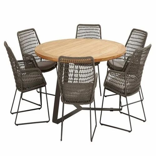 धातु की रस्सी और लकड़ी की मेज और कुर्सियों का सेट