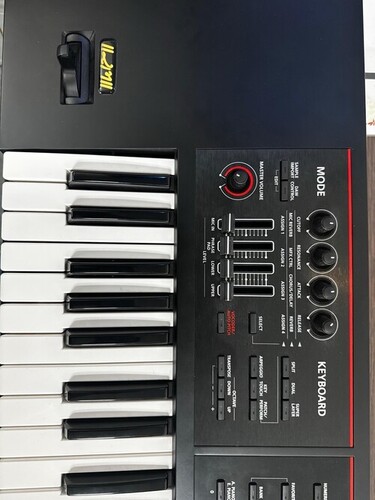 Roland Xps-30 keyboard synthesiser