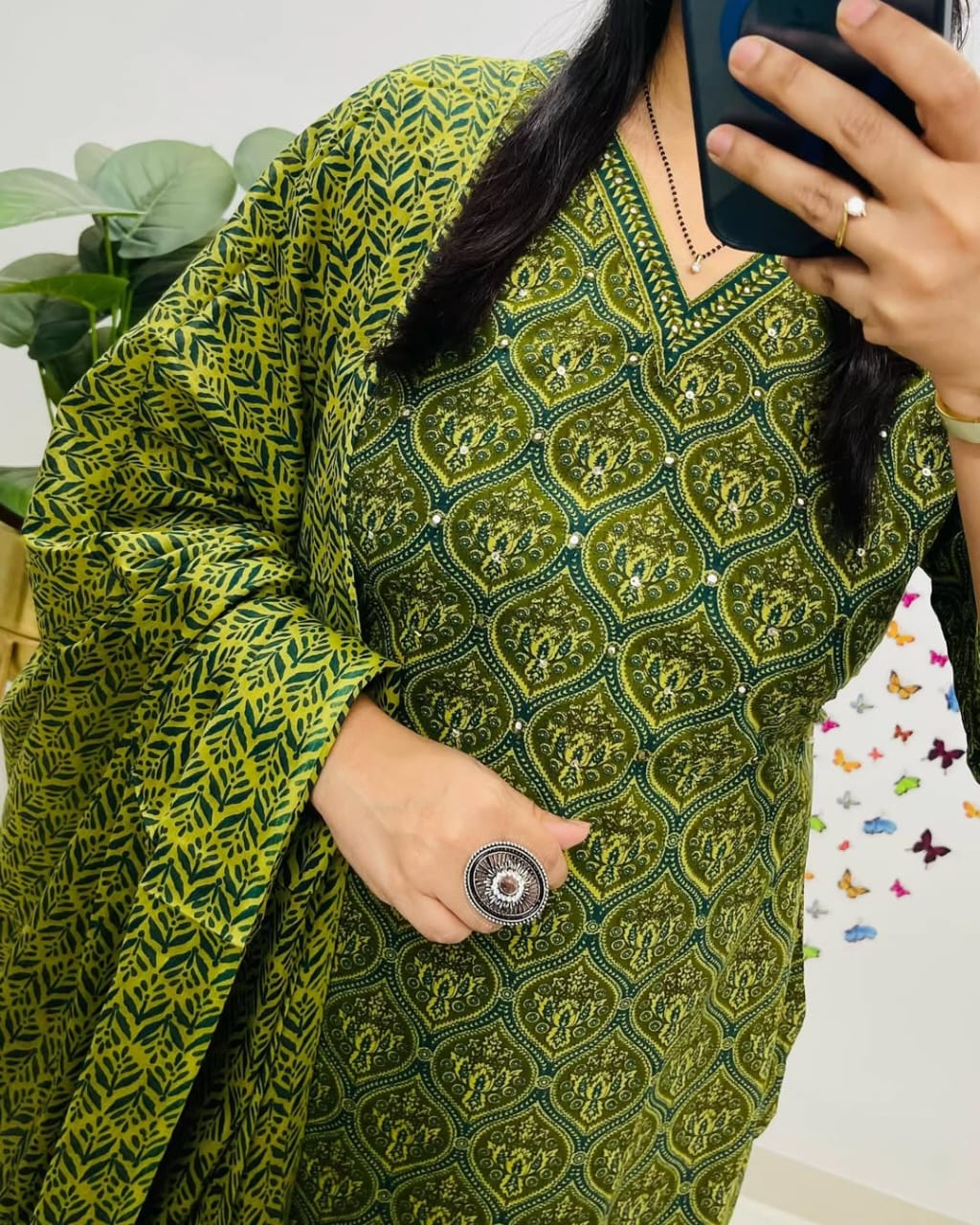 women wear suit 