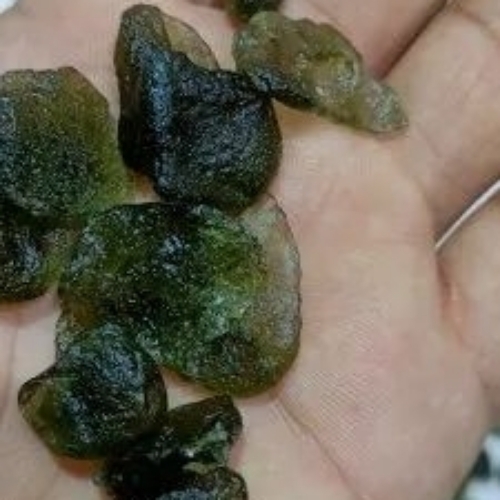 Natural moldavite gems