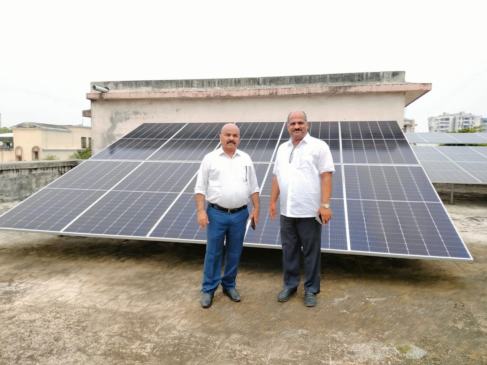 छत और ज़मीन पर स्थापित सौर संयंत्र