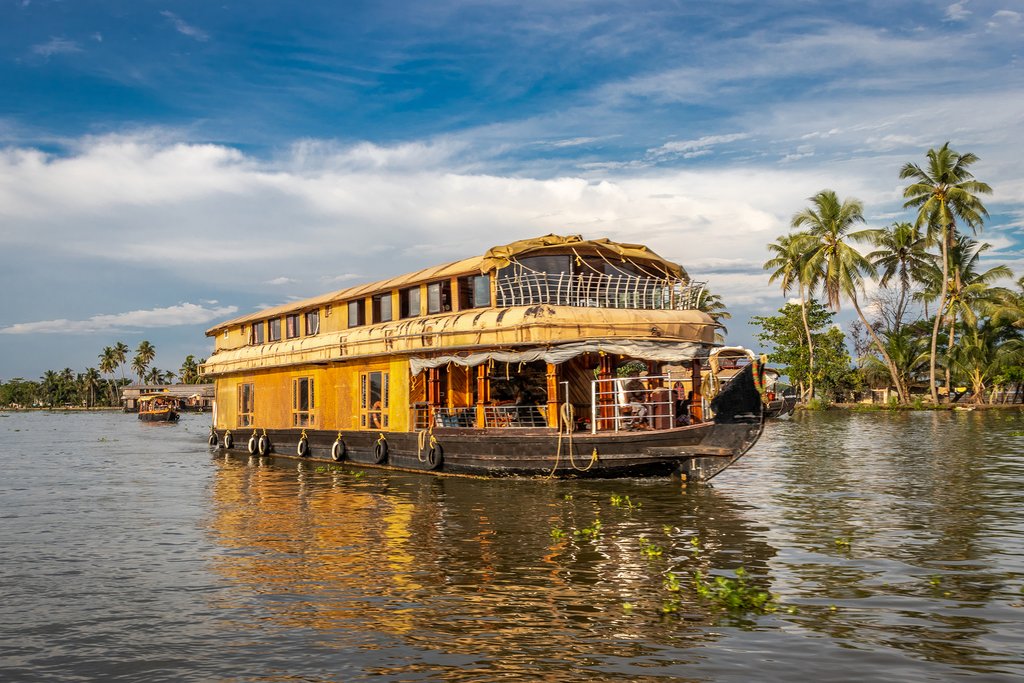 Relaxing Kerala Munnar Allappey 4 Days Tour Services