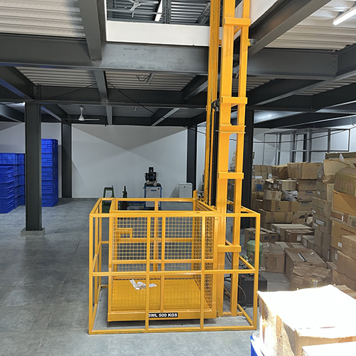 Four-Passenger Goods Lift - Capacity: Na