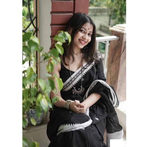 काले हथकरघा की साड़ियाँ