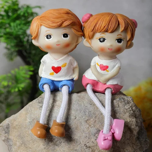 Resin Cute Couple Home Decoration Showpiece