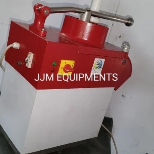 Vegetable cutting machine