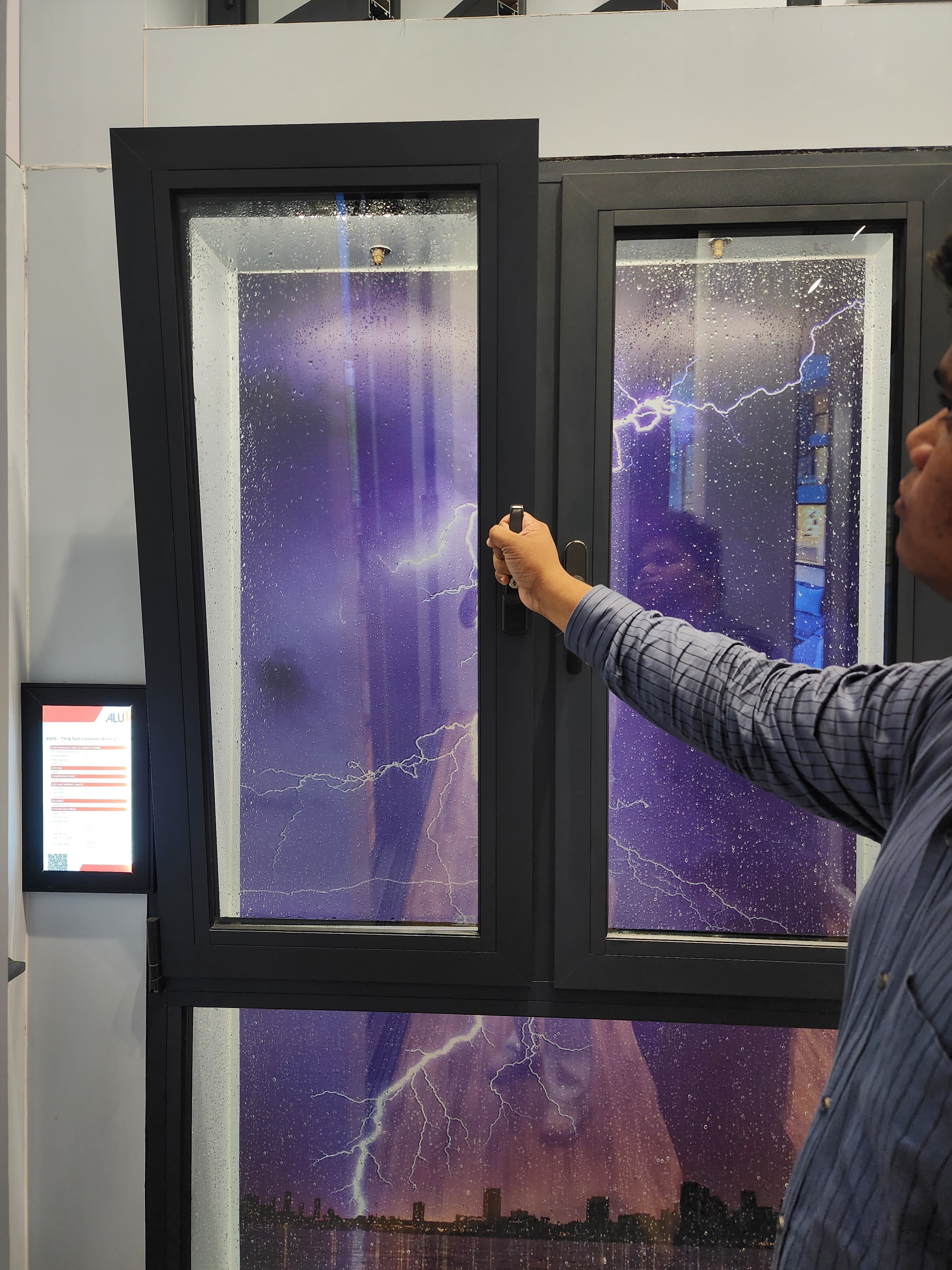 Aluk 45Ds Tilt And Turn Casement Window - Capacity: 80 Kg