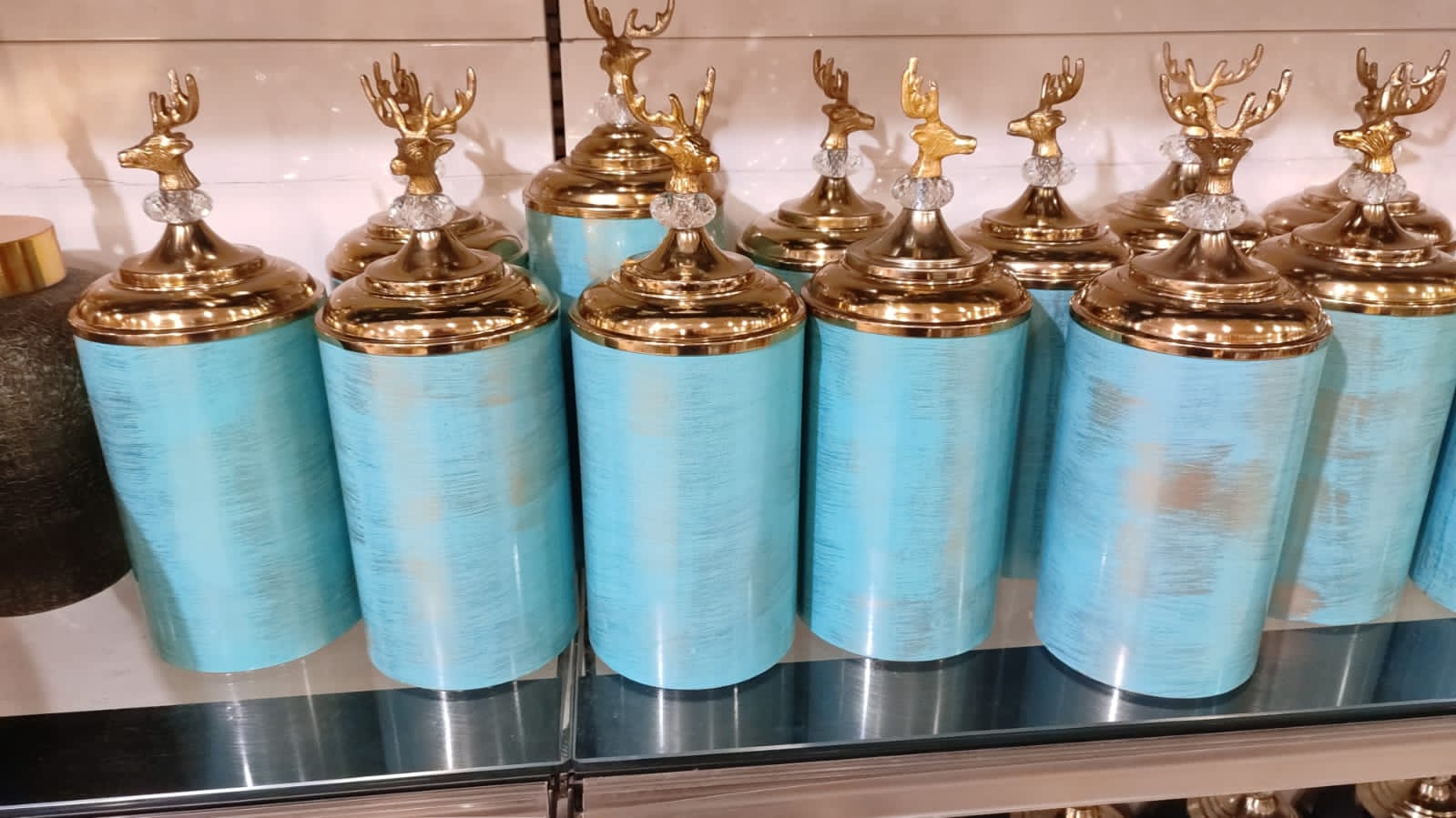 Elite Showcase Display Stand - Color: Golden