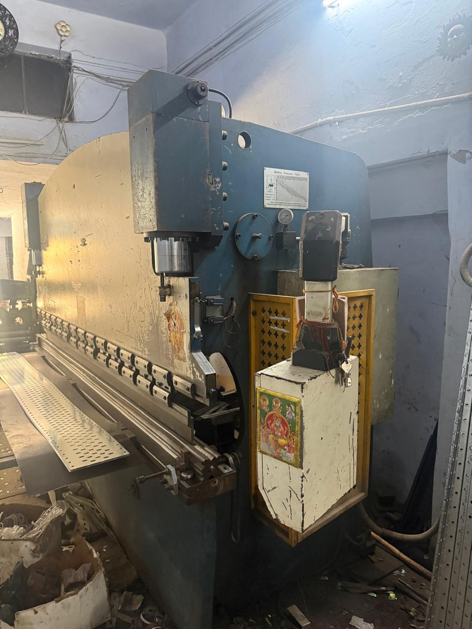 Hydraulic Bending Machine - Color: White & Blue