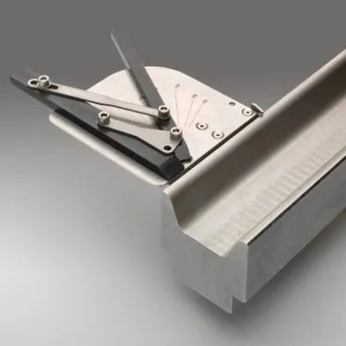 Magnetic squaring arm