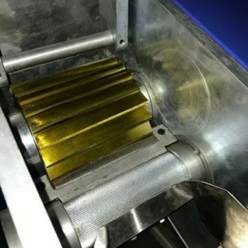Plastic cutting machine