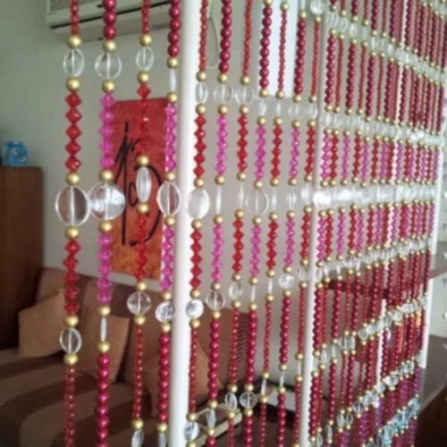 लाल और गुलाबी मोतियों वाला पर्दा