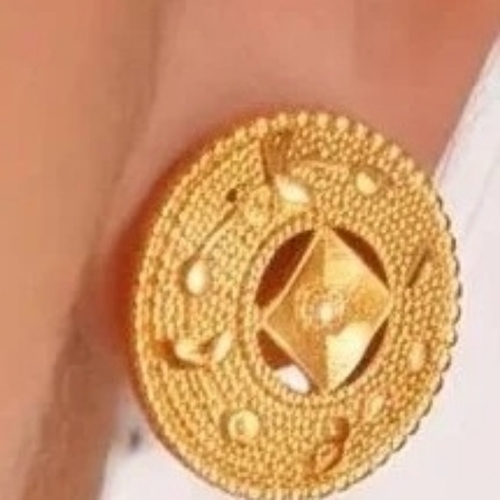 Gold Ear Studs - Color: Golden