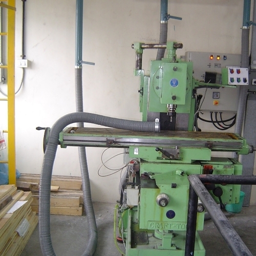 Manual milling machine