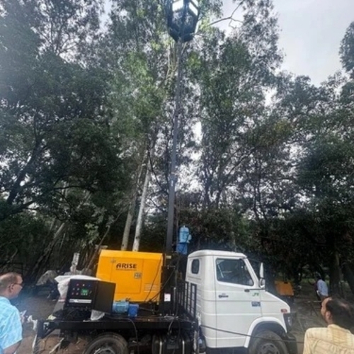 Truck mounted light tower