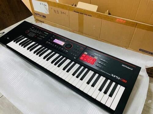 Roland Xps-30 keyboard synthesiser 