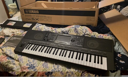 Yamaha PSR-SX900 61-Key Electronic Keyboard