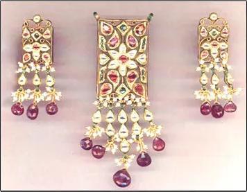 Light Weight Diamond Pendant Set  Excellent