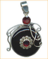 BLACK ONYX STUDDED SILVER PENDANT