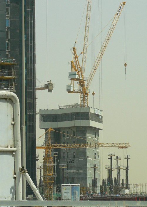 Mobile Tower Crane - Durable, Rigid, Yellow | Perfect For Construction, Outdoor Yard, Railway, Shipbuilding