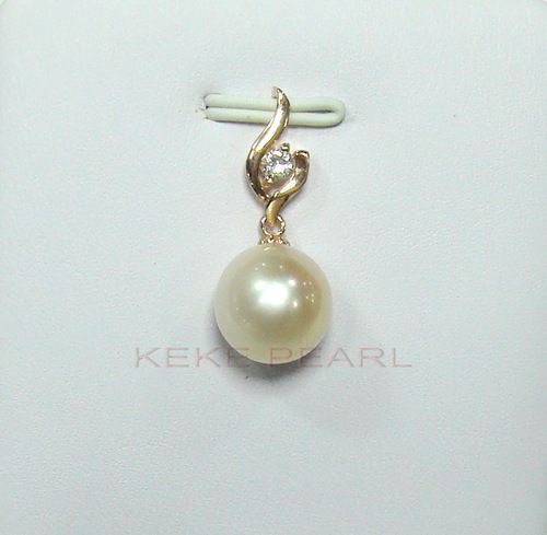 Attractive Look Pearl Pendant Gender: Female