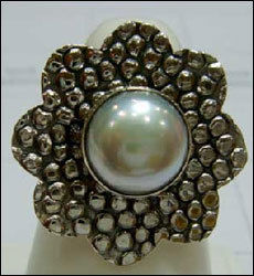 Attractive Design Pearl Ring Gender: Girl