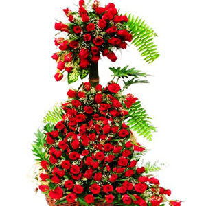 Alluring And Luxurious 150 Red Roses 