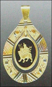 गोल्डन स्टाइलिश और आकर्षक गोल्ड पेंडेंट