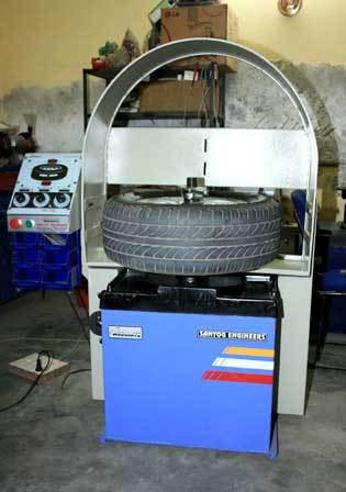 L.C.V. Wheel Balancer