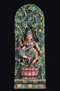  मोर के साथ वीणा बजाते हुए अलंकृत सरस्वती प्रतिमा 17.5"