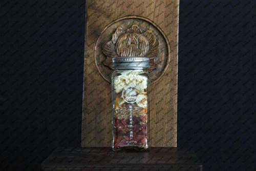 बीफ़ स्लाइस और ऑरेंज पील, एट्रैक्टाइलिस ओवाटा सूप बेस