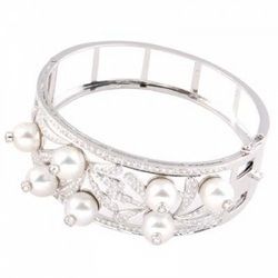 18/14k White Gold Bangle With Pearl And Diamond