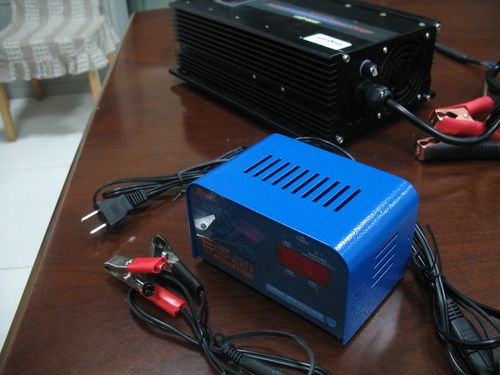  Ultipower 12V 2A यूनिवर्सल रिवर्स पल्स बैटरी चार्जर 