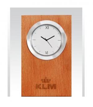 स्लीक ऐक्रेलिक और वुडन टेबल क्लॉक्स