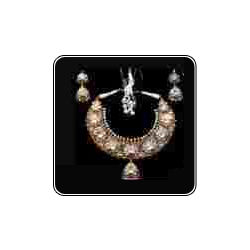 Gold Necklace Set With Flat Diamonds And Ruby