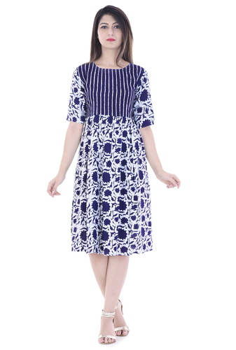 लड़कियों और महिलाओं के लिए नीले रंग की डिज़ाइनर प्रिंटेड कुर्ती