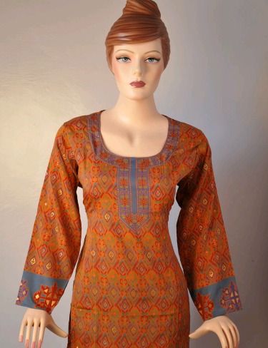 डिज़ाइन पर फुल स्लीव्स और नेक के साथ प्रिंटेड कॉटन कुर्ती