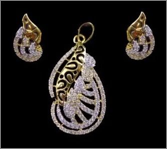 Eye Catchy Look Pendant Set