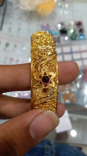 फैंसी और आकर्षक चूड़ियां