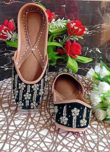 Black Flat Heel Leather Fashionable Punjabi Jutti